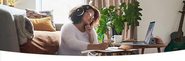 Meisje achter laptop met koptelefoon op